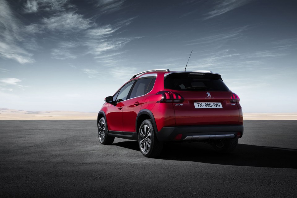 Photo 3/4 arrière Peugeot 2008 Rouge Ultimate restylée (2016)