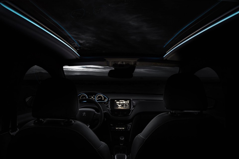 Photo toit verre panoramique LED Peugeot 2008 restylée (2016)