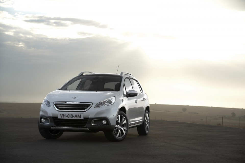 3/4 avant Peugeot 2008 Féline Blanc Nacré - Photo officielle - 2-001