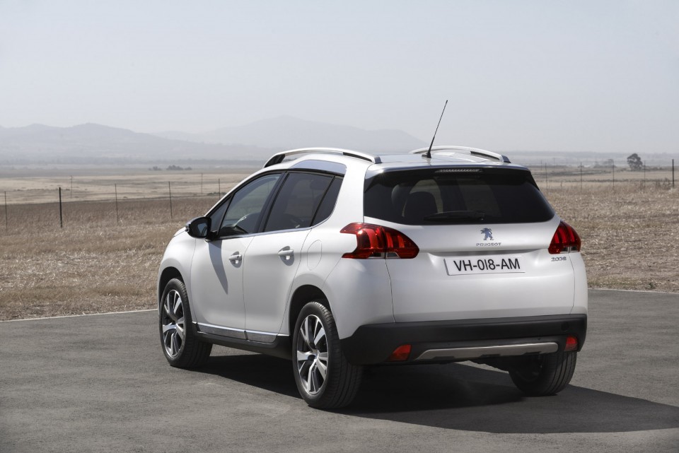 3/4 arrière statique Peugeot 2008 Féline Blanc Nacré - Photo officielle - 2-006