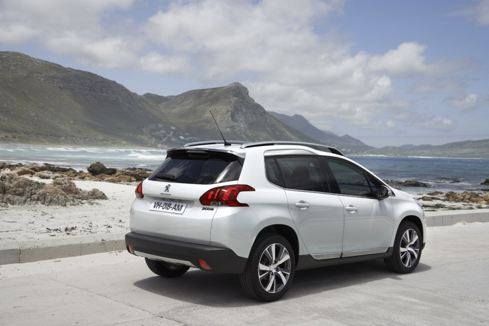 3/4 arrière Peugeot 2008 Féline Blanc Nacré - Photo officielle - 2-007