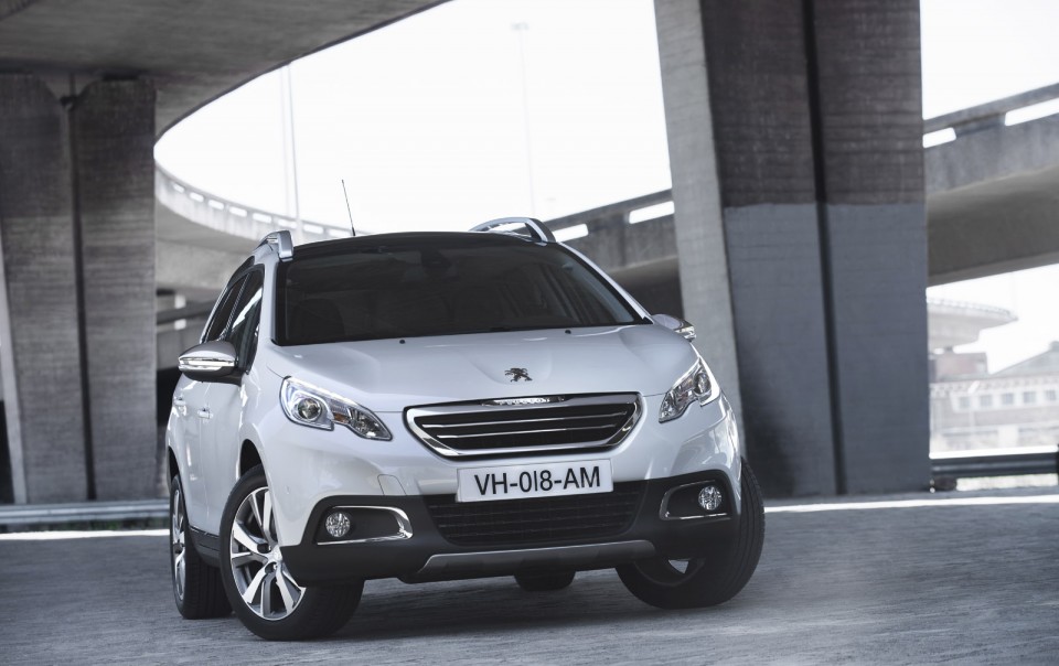 Peugeot 2008 Féline Blanc Nacré - Photo officielle - 2-009