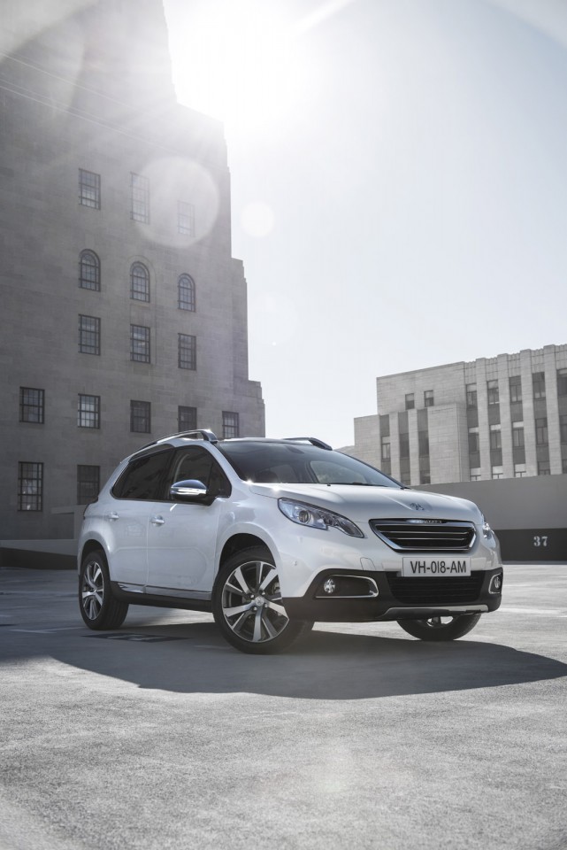 Peugeot 2008 Féline Blanc Nacré - Photo officielle - 2-011