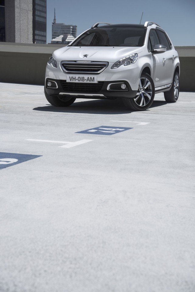 Peugeot 2008 Féline Blanc Nacré - Photo officielle - 2-013