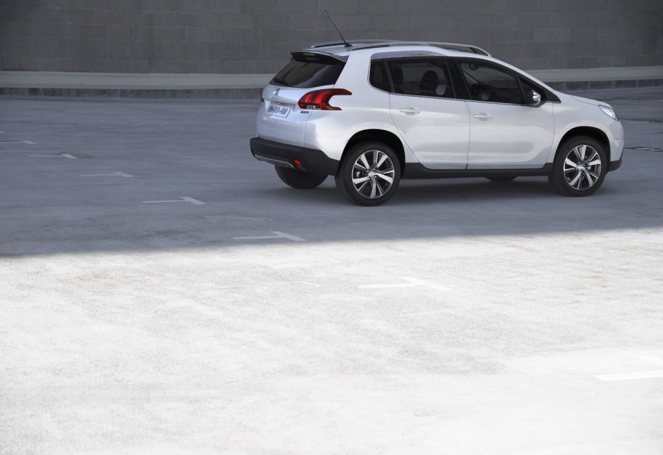 Profil Peugeot 2008 Féline Blanc Nacré - Photo officielle - 2-014