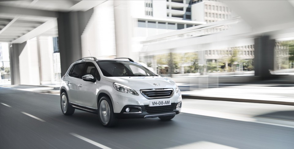 3/4 avant dynamique Peugeot 2008 Féline Blanc Nacré - Photo officielle - 2-020