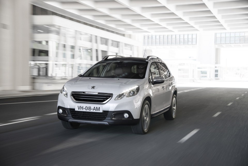 Peugeot 2008 Féline Blanc Nacré sur route - Photo officielle - 2-023