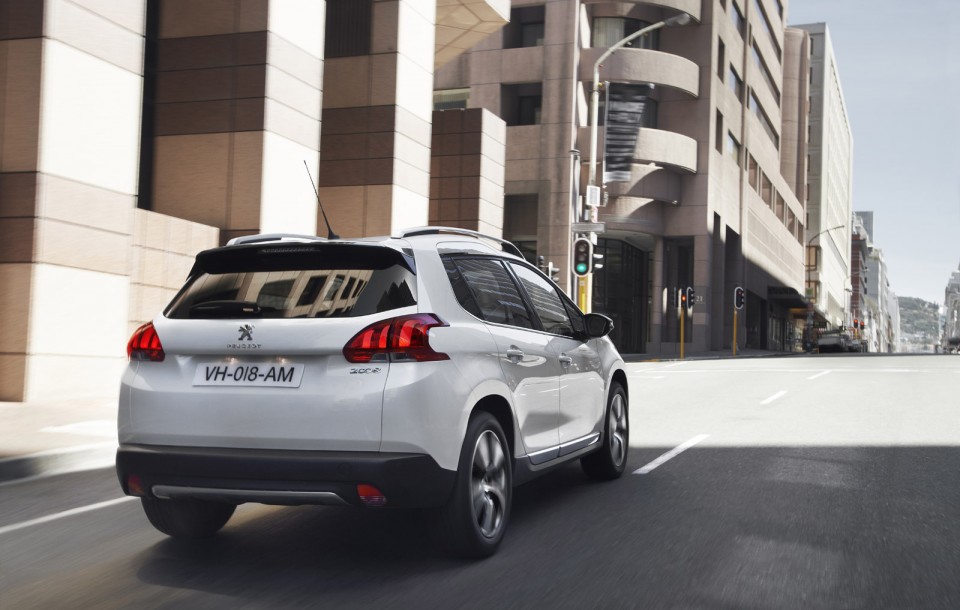 Peugeot 2008 Féline Blanc Nacré en ville - Photo officielle - 2-024