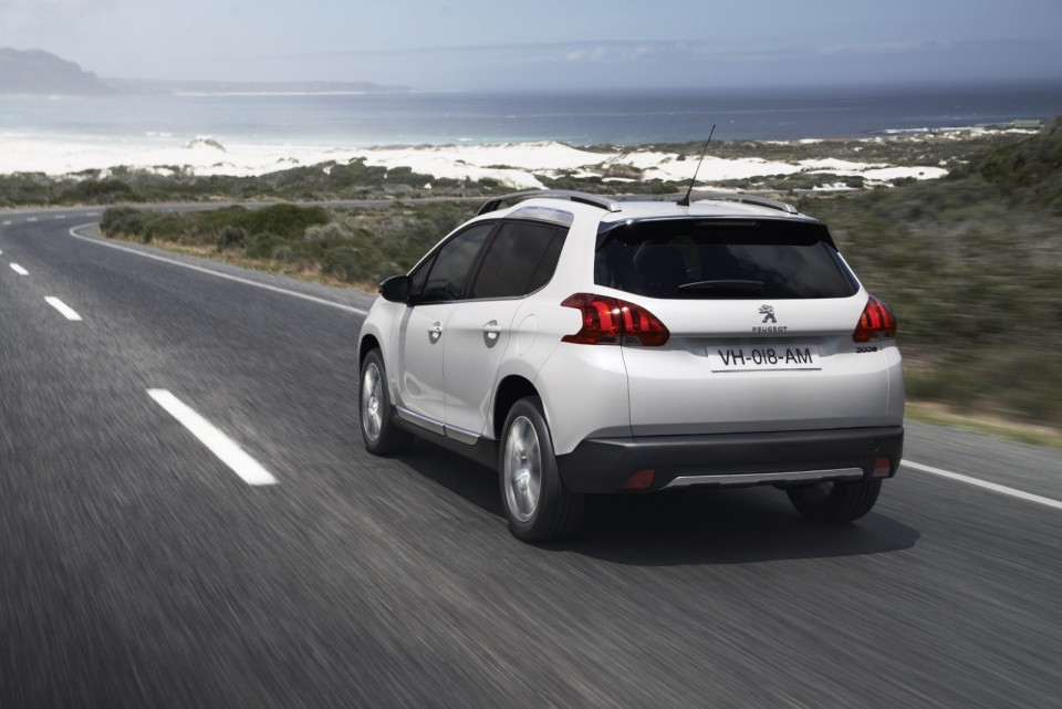 Photo 3/4 arrière Peugeot 2008 Féline Blanc Nacré - Photo officielle - 2-028