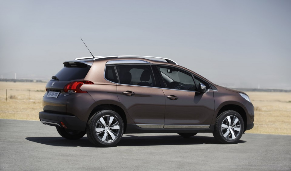 Profil Peugeot 2008 Allure Brun Makaha - Photo officielle - 2-030