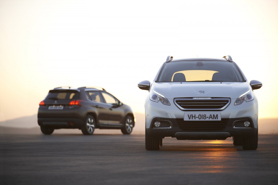 Peugeot 2008 Féline Blanc Nacré et Allure Brun Makaha - Photo officielle - 2-034