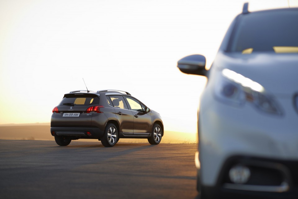 Peugeot 2008 Féline Blanc Nacré et Allure Brun Makaha - Photo officielle - 2-035