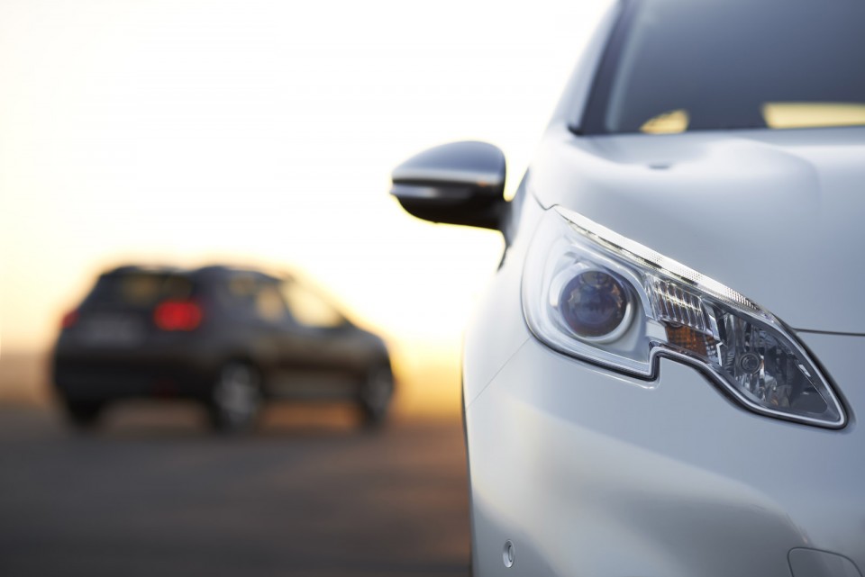 Peugeot 2008 Féline Blanc Nacré et Allure Brun Makaha - Photo officielle - 2-036