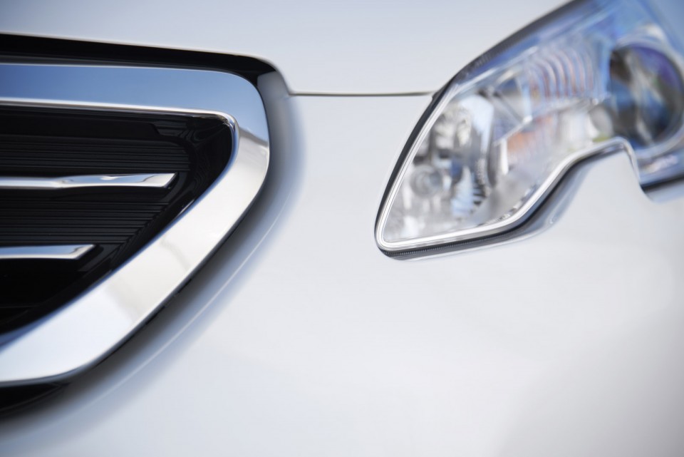 Détail bouclier avant Peugeot 2008 Féline Blanc Nacré - Photo officielle - 2-037