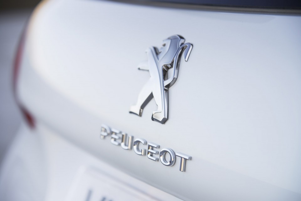 Sigle Peugeot coffre Peugeot 2008 Féline Blanc Nacré - Photo officielle - 2-040