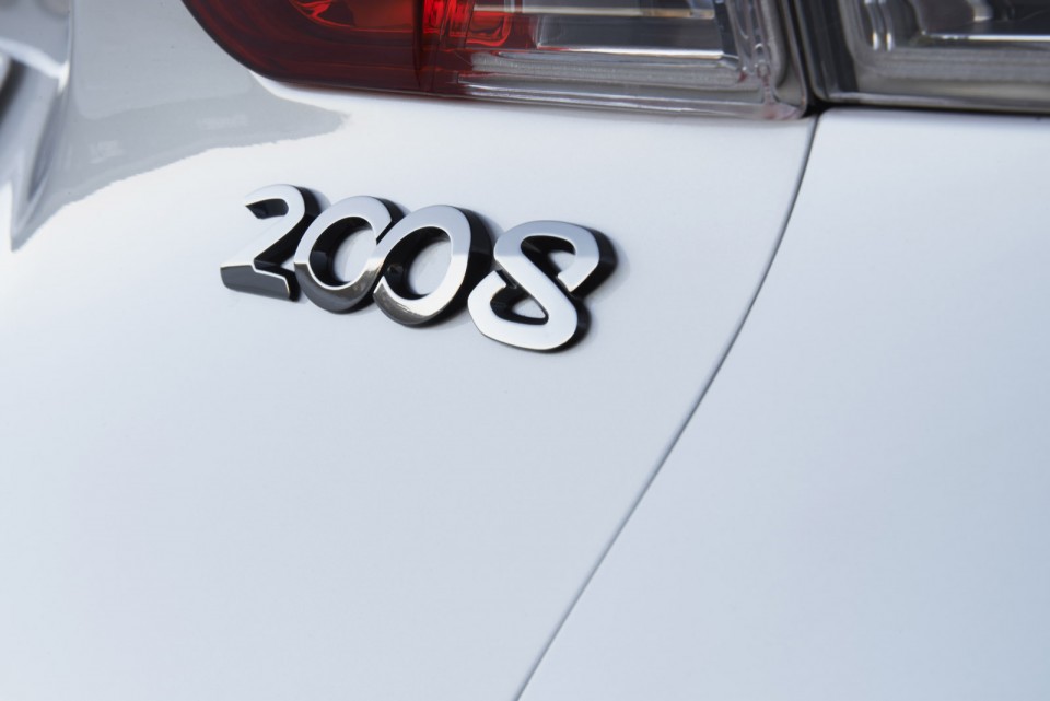 Sigle 2008 coffre Peugeot 2008 Féline Blanc Nacré - Photo officielle - 2-041