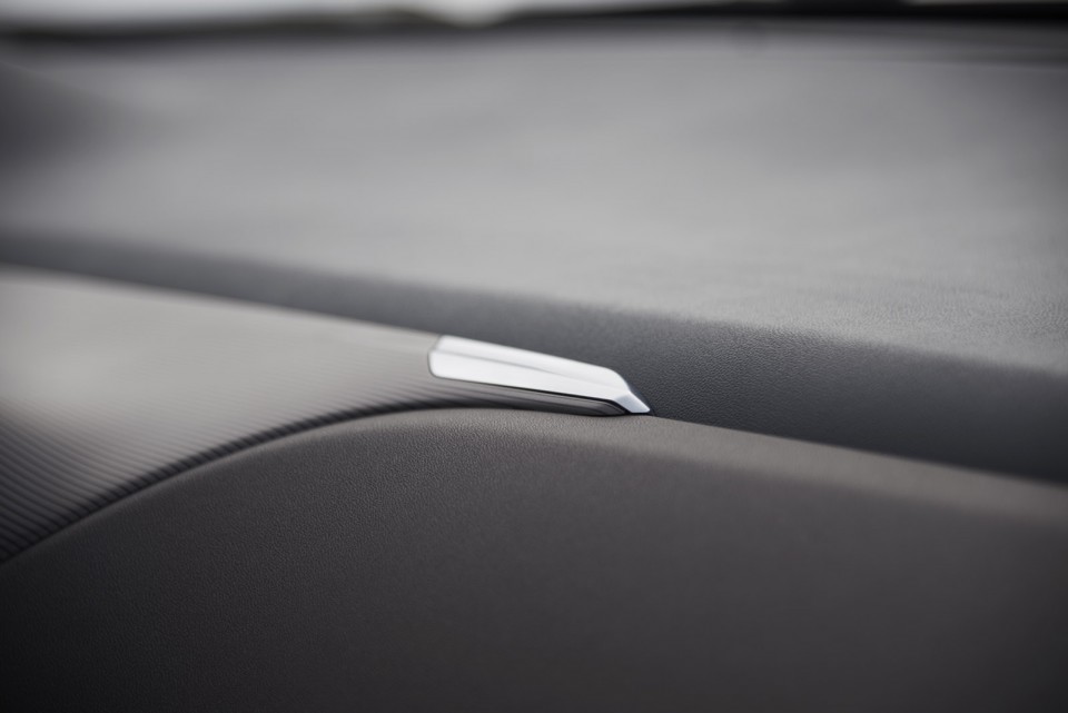 Détail enjoliveur chrome tableau de bord Peugeot 2008 - Photo officielle - 2-062