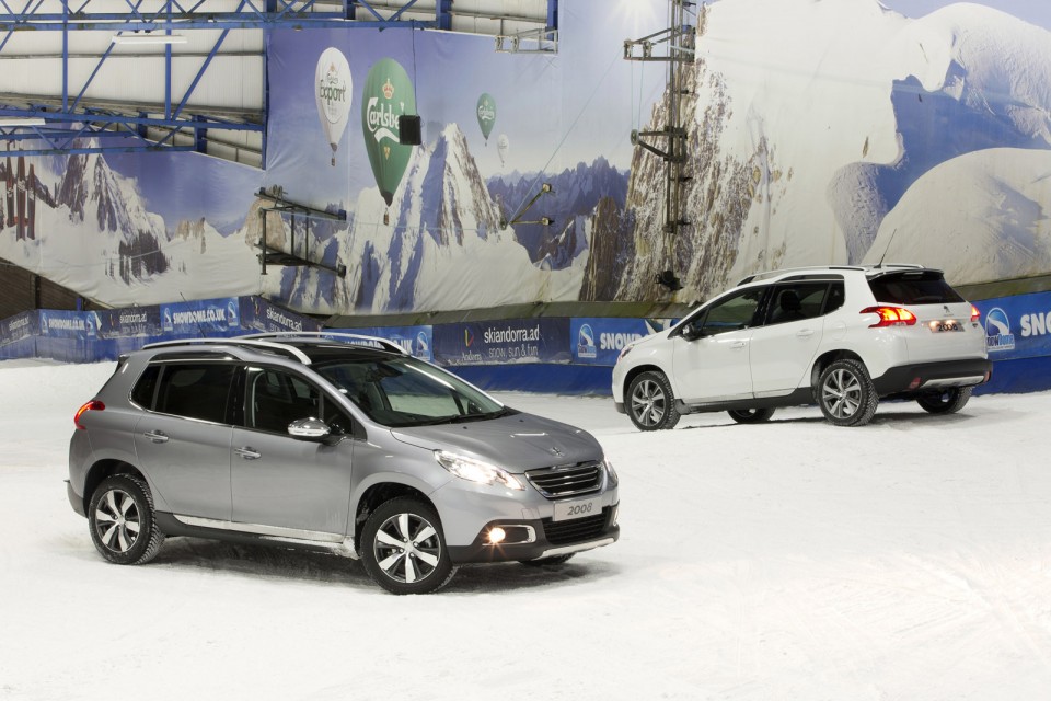 Photo Peugeot 2008 Féline Blanc Nacré et 2008 Allure Gris Artense, version UK (RHD) - 1-001