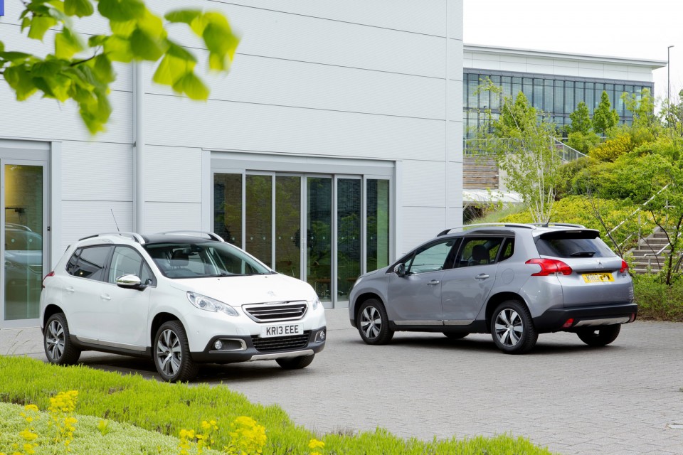 Photo Peugeot 2008 Féline Blanc Nacré et 2008 Allure Gris Artense, version UK (RHD) - 2-001