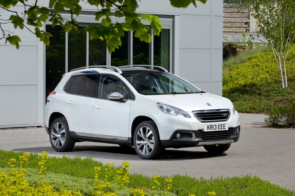 Photo Peugeot 2008 Féline Blanc Nacré, version UK (RHD) - 2-002