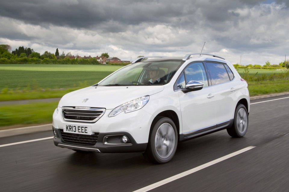 Photo Peugeot 2008 Féline Blanc Nacré, version UK (RHD) - 2-005