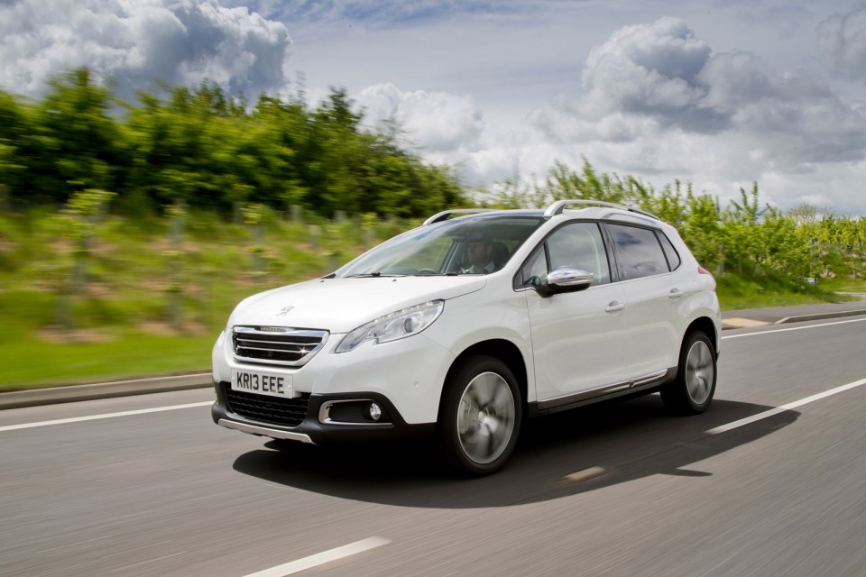 Photo Peugeot 2008 Féline Blanc Nacré, version UK (RHD) - 2-006