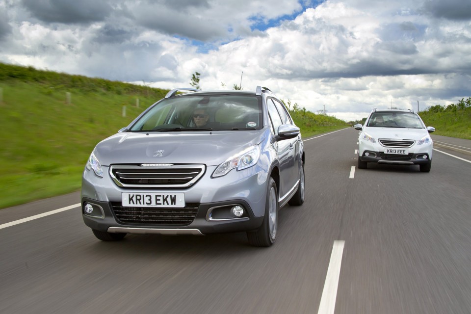 Photo Peugeot 2008 Allure Gris Artense et 2008 Féline Blanc Nacré, version UK (RHD) - 2-008