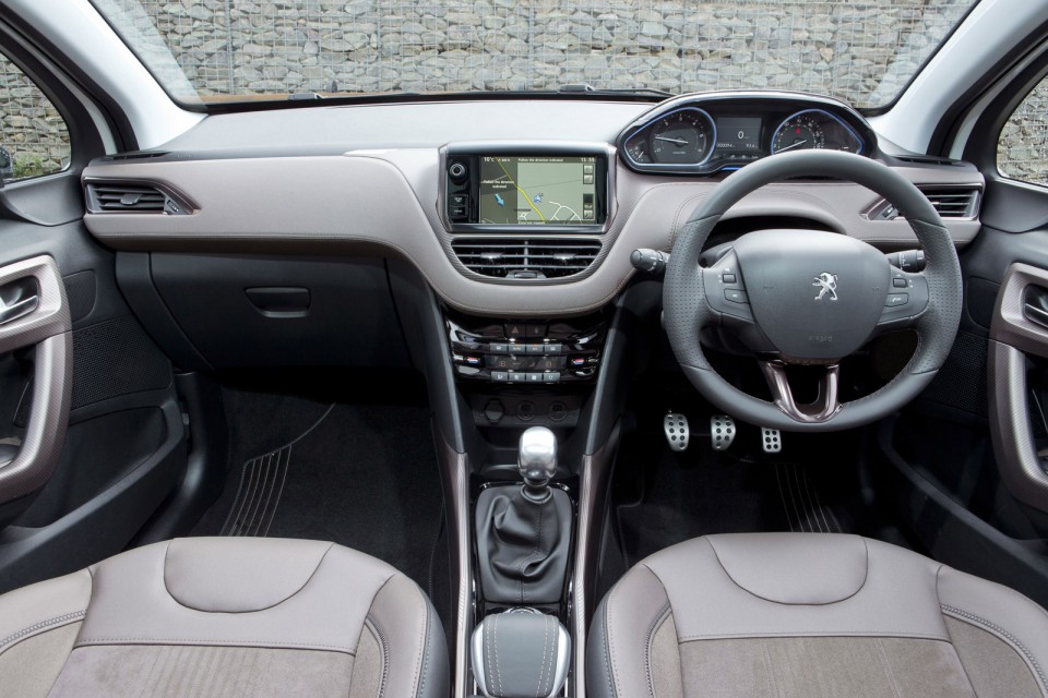 Photo Intérieur Peugeot 2008 Féline, version UK (RHD) - 2-009