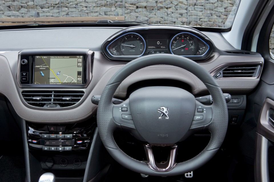 Poste de conduite et volant Peugeot 2008 Féline, version UK (RHD) - 2-010