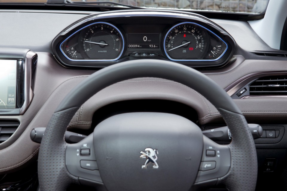 Volant et combiné Peugeot 2008 Féline, version UK (RHD) - 2-011