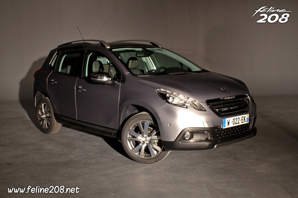 3/4 avant Peugeot 2008 Allure Gris Artense - 003