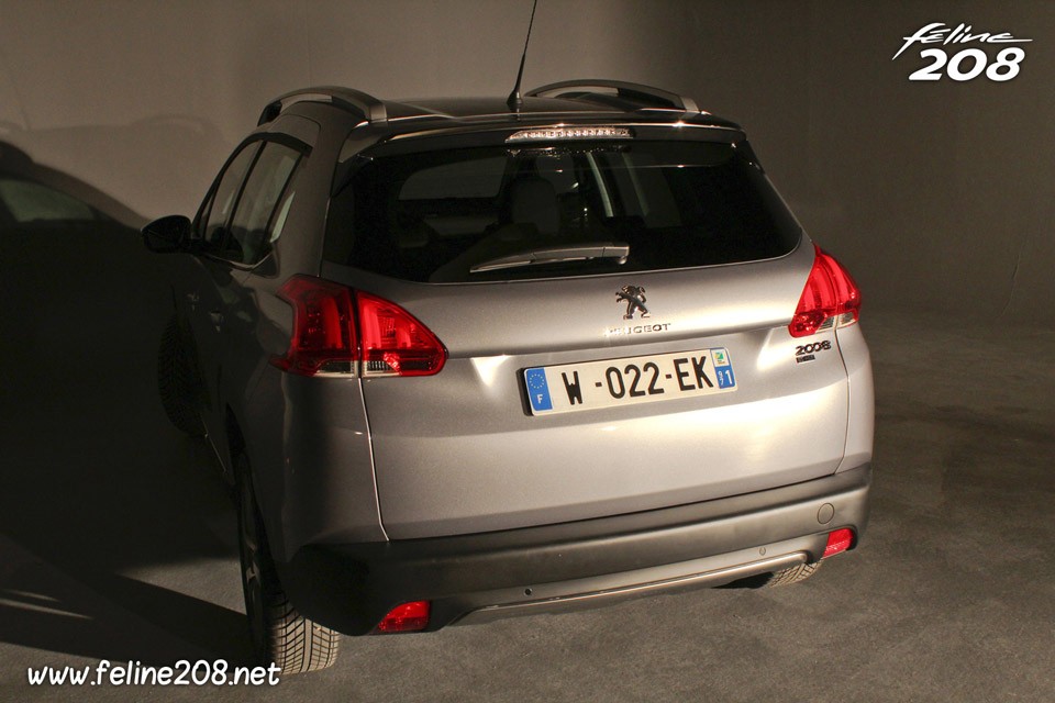 Vue coffre Peugeot 2008 Allure Gris Artense - 006