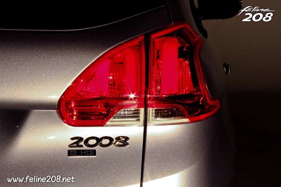 Feu arrière LED et sigle 2008 e-HDi Peugeot 2008 Allure Gris Artense - 010