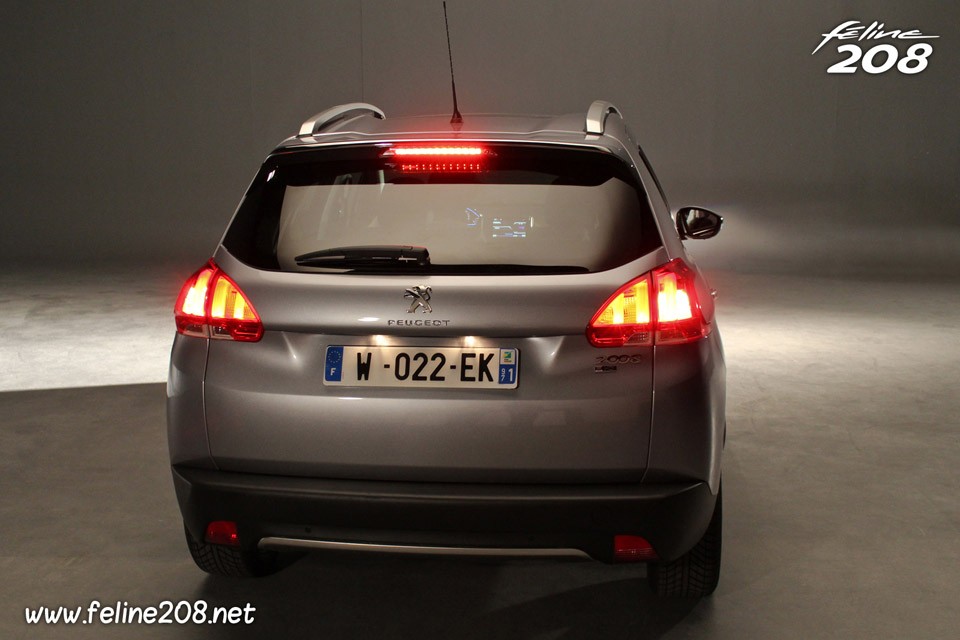 Feux arrière allumés Peugeot 2008 Allure Gris Artense - 012