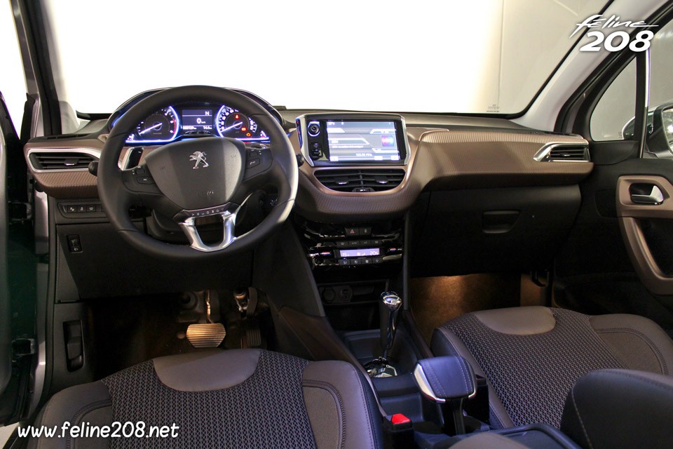 Volant et tableau de bord Peugeot 2008 Allure - 018