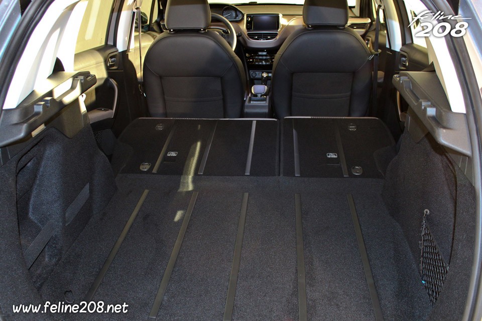 Coffre plancher plat (banquette arrière rabattue) Peugeot 2008 Allure - 030