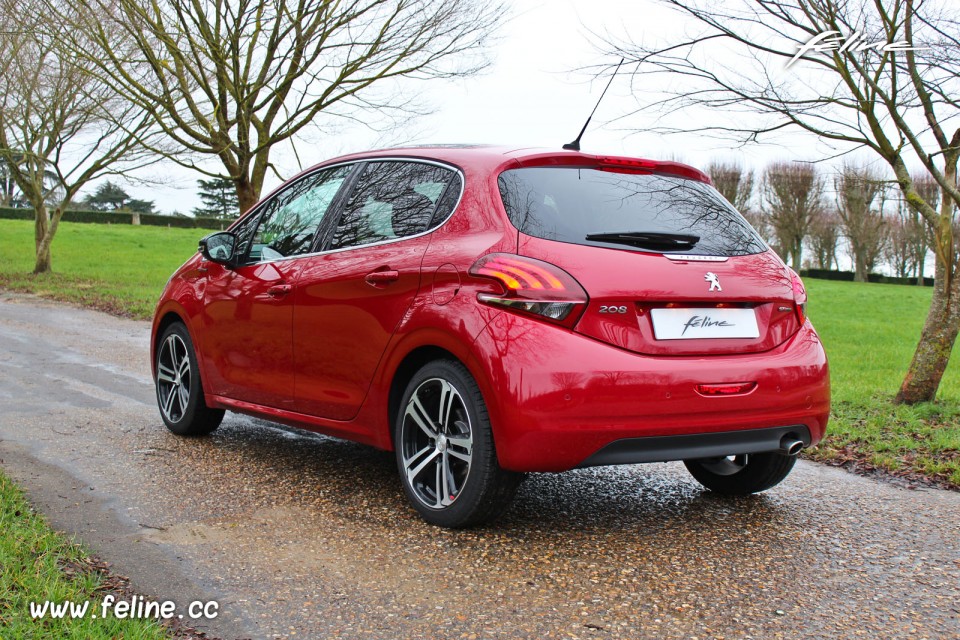 Photo 3/4 arrière Peugeot 208 GT Line Rouge Rubi