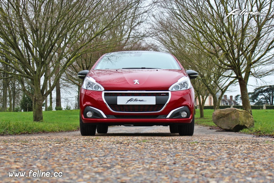 Photo face avant Peugeot 208 GT Line Rouge Rubi