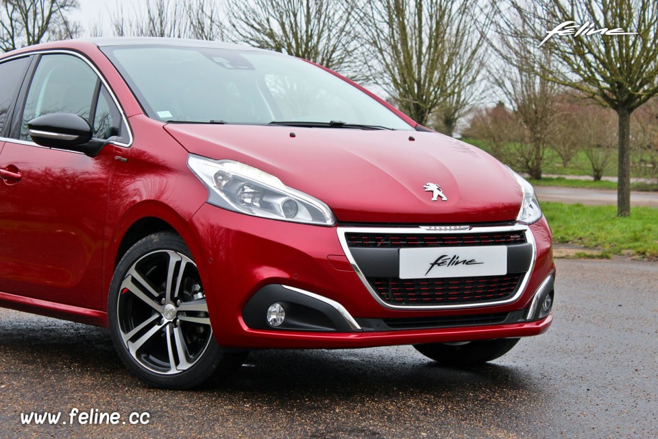 Photo bouclier avant Peugeot 208 GT Line 1.2 PureTech 110 EAT6