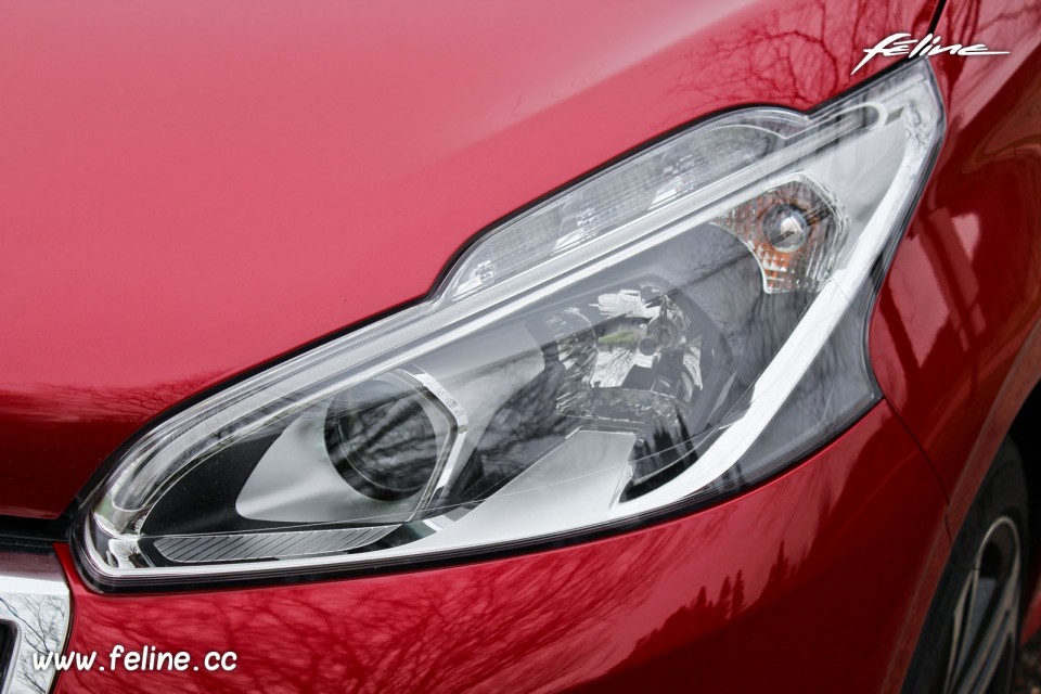 Photo projecteur avant LED Peugeot 208 GT Line 1.2 PureTech 110