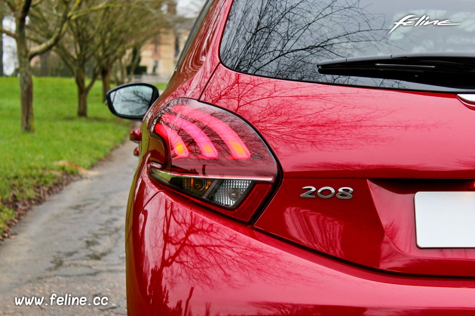 Photo feu arrière LED Peugeot 208 GT Line 1.2 PureTech 110 EAT6
