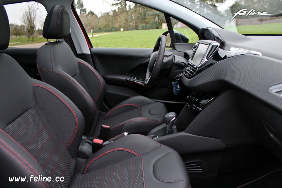 Photo intérieur mi-TEP PU Oxford noir rouge Peugeot 208 GT Line