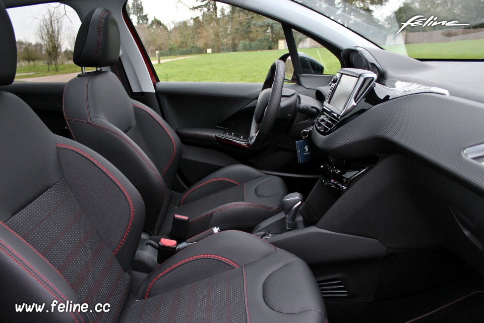 Photo intérieur mi-TEP PU Oxford noir rouge Peugeot 208 GT Line