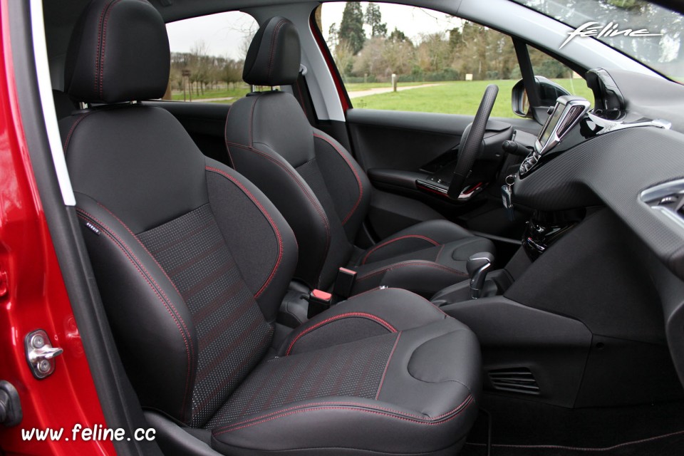 Photo sièges avant mi-TEP Oxford Peugeot 208 GT Line 1.2 PureTe