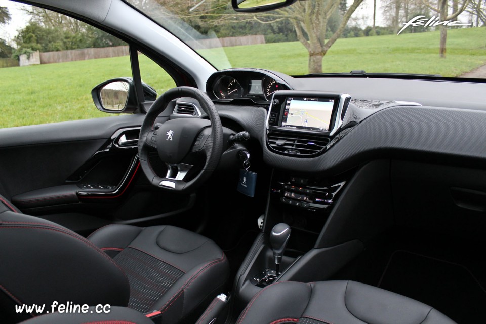 Photo intérieur mi-TEP Oxford noir Peugeot 208 GT Line 1.2 Pure