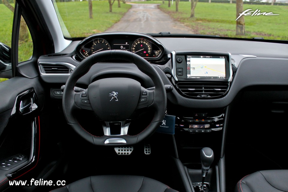 Photo i-Cockpit Peugeot 208 GT Line 1.2 PureTech 110 EAT6