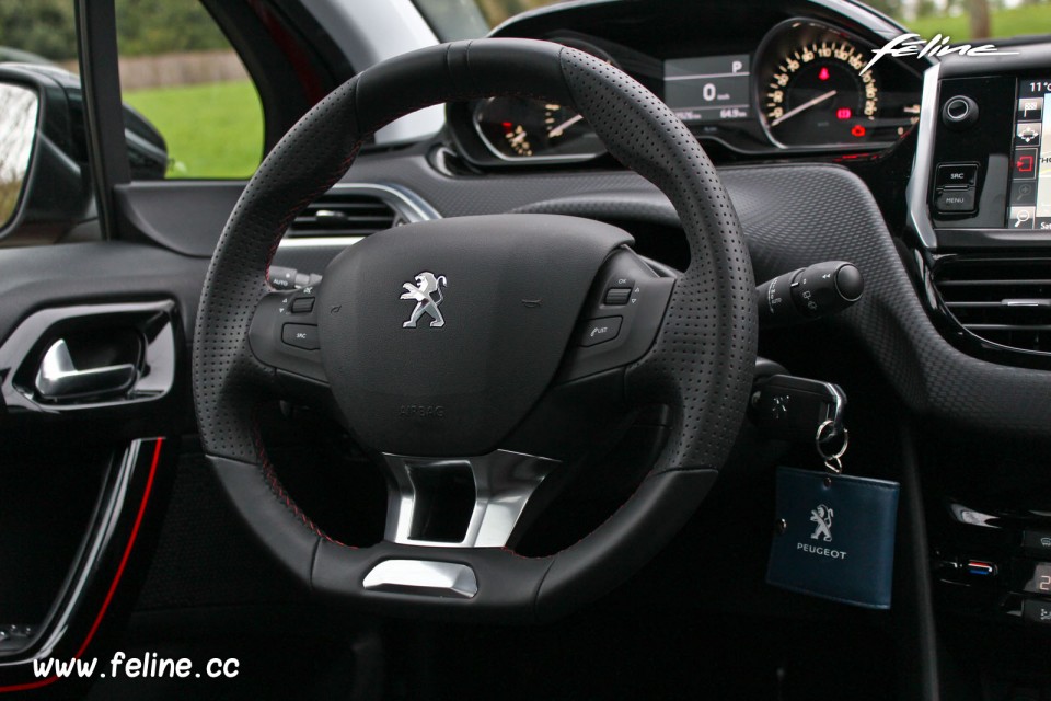 Photo volant cuir pleine fleur Peugeot 208 GT Line 1.2 PureTech