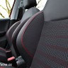 Photo détail siège mi-TEP tissu Oxford noir rouge Peugeot 208