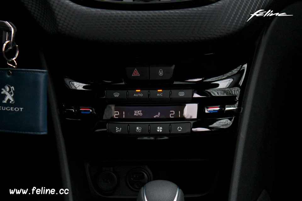 Photo console climatisation automatique bi-zone Peugeot 208 GT L