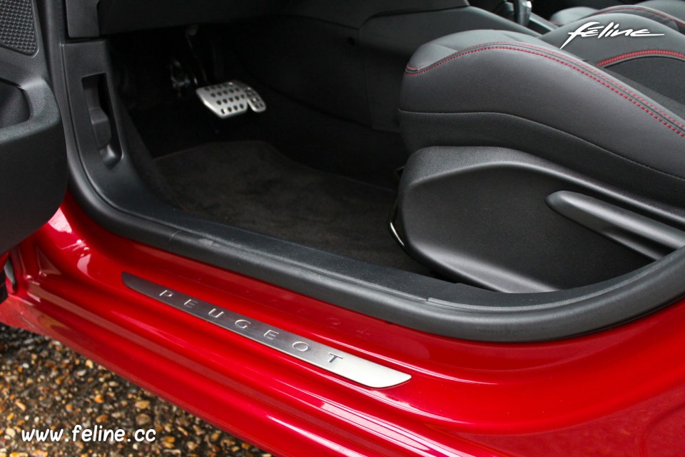 Photo seuil de porte alu Peugeot 208 GT Line 1.2 PureTech 110 EA